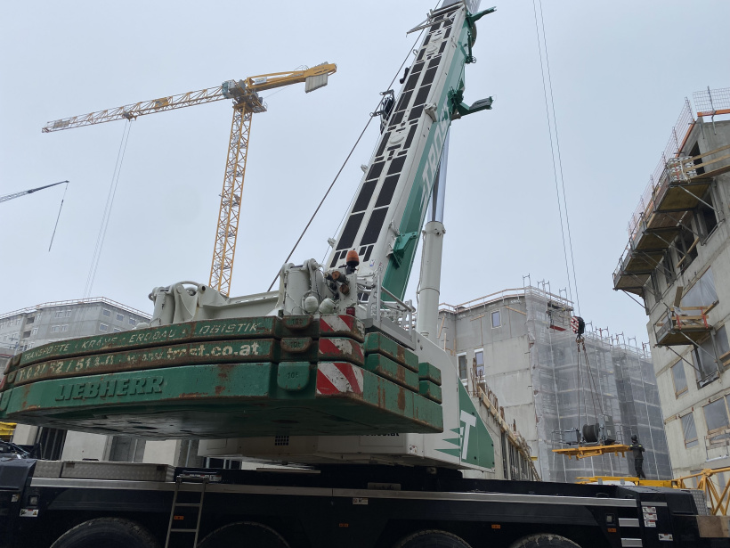 Krandemontage POTAIN MDT 319 bei minimalen Platzverh&auml;ltnissen